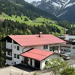 Alpenhirsch - * Hirschegg (Vorarlberg)
